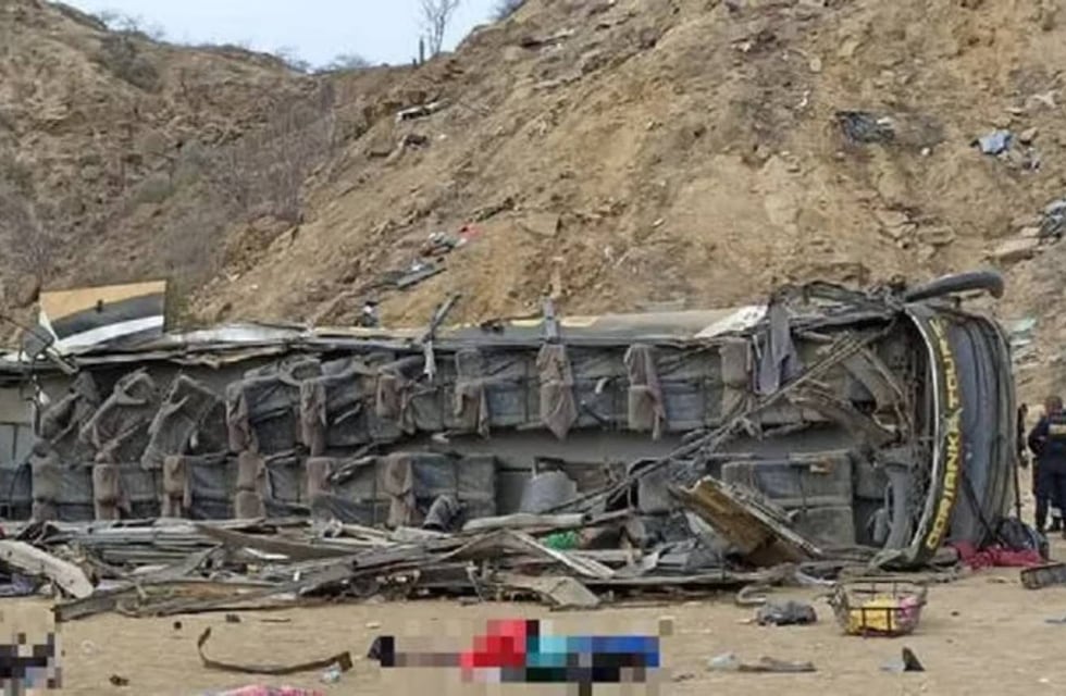 Tragedia en Perú: un micro cayó a un precipicio y hay al menos 25 personas fallecidas