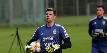 Emiliano Martínez tuvo un vuelo de urgencia hacia Argentina.