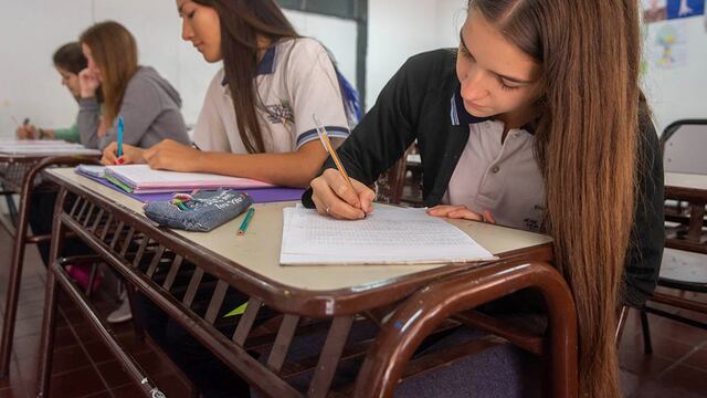 Mendoza 27 de Marzo de 2019 Sociedad     
La Direccion General de Escuelas decidio terminar con los tres trimestres escolares en la educacion secundaria y convertirlos en dos cuatrimestres.
Alumnos de quinto primera de Artes Visuales de la Escuela Jose Vicente Zapata. 
Guadalupe Palero (campera negra) junto a Ana Torres (remera blanca) 
Foto: Ignacio Blanco / Los Andes