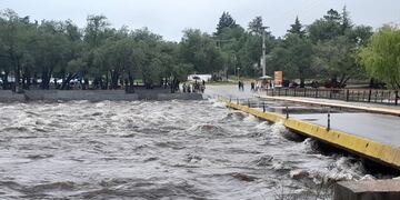 Creciente a la altura del balneario Playas de Oro, en Carlos Paz