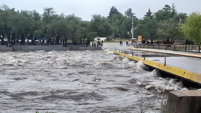 Creciente a la altura del balneario Playas de Oro, en Carlos Paz