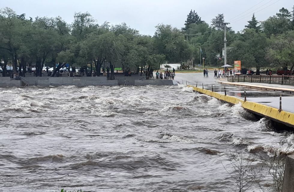 Tormenta severa en Villa Carlos Paz: lluvias intensas, crecida de ríos y daños en los barrios