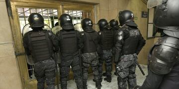 Tensión en Casa de Gobierno: incidentes por una protesta de policías retirados (Orlando Pelichotti / Los Andes)