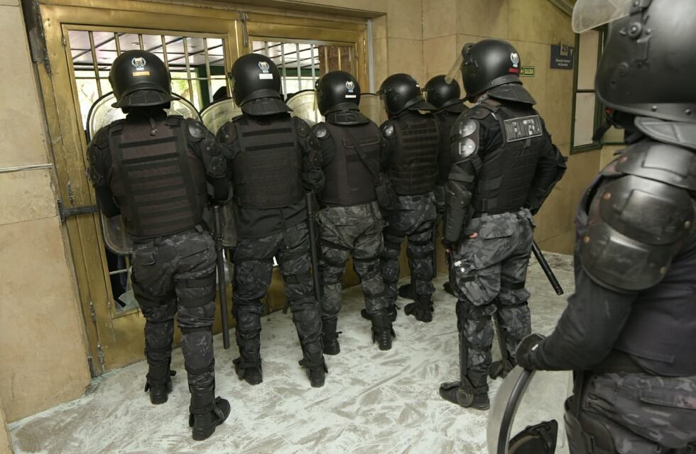 Videos: presión y gas lacrimógeno en Casa de Gobierno de Mendoza por reclamos de policías retirados