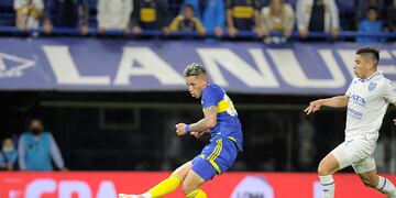 Luis Vázquez define para el 2-1 de Boca en el partido ante Godoy Cruz. (Fotobaires)