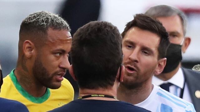 Las protestas de Messi ante la suspensión inédita e inesperada del encuentro entre Brasil y Argentina. (REUTERS/Amanda Perobelli).