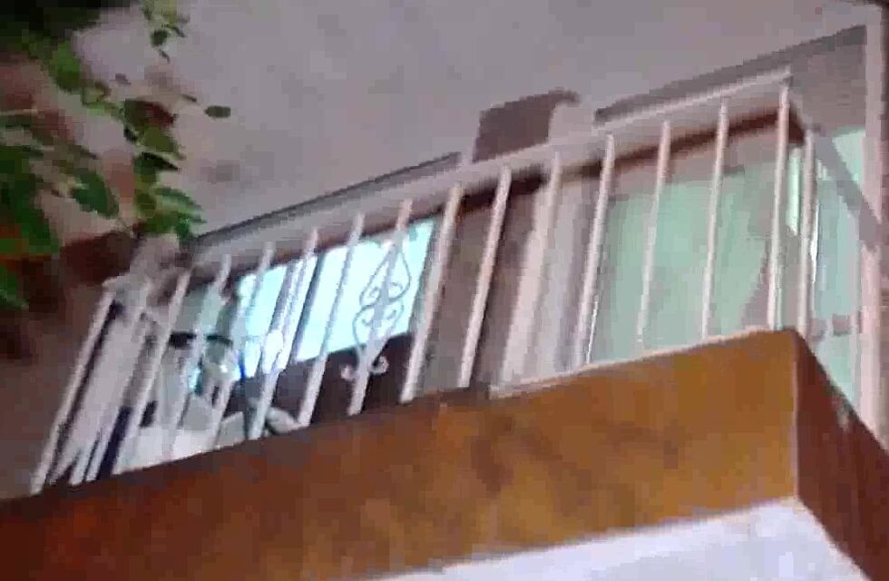 Lo detuvieron por tirar a su pareja del balcón y dijo que ella se arrojó
