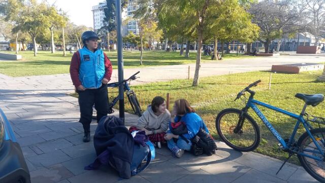 Las jóvenes desaparecidas fueron encontradas en la Plaza Constitución.