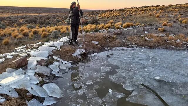 Mencué registró 20 grados bajo cero y una laguna de allí se congeló.