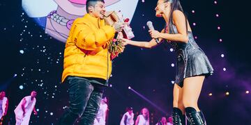 Duki sorprendió a Emilia sobre en escenario