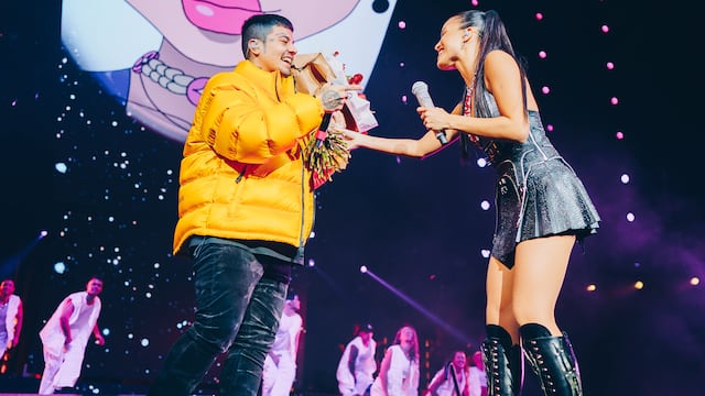 Duki sorprendió a Emilia sobre en escenario