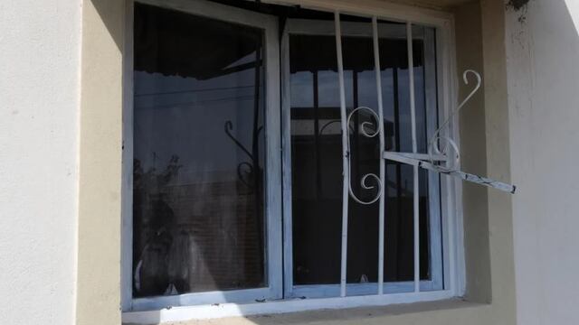 Las ventanas de la vivienda ubicada en calle Progreso fueron violentadas.