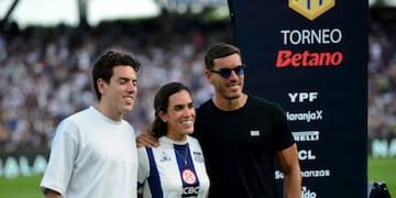 Sebastián Fassi junto a sus hermanos, en la previa de la definción para Talleres. Todo el aliento para su padre, el mandamás Albiazul.