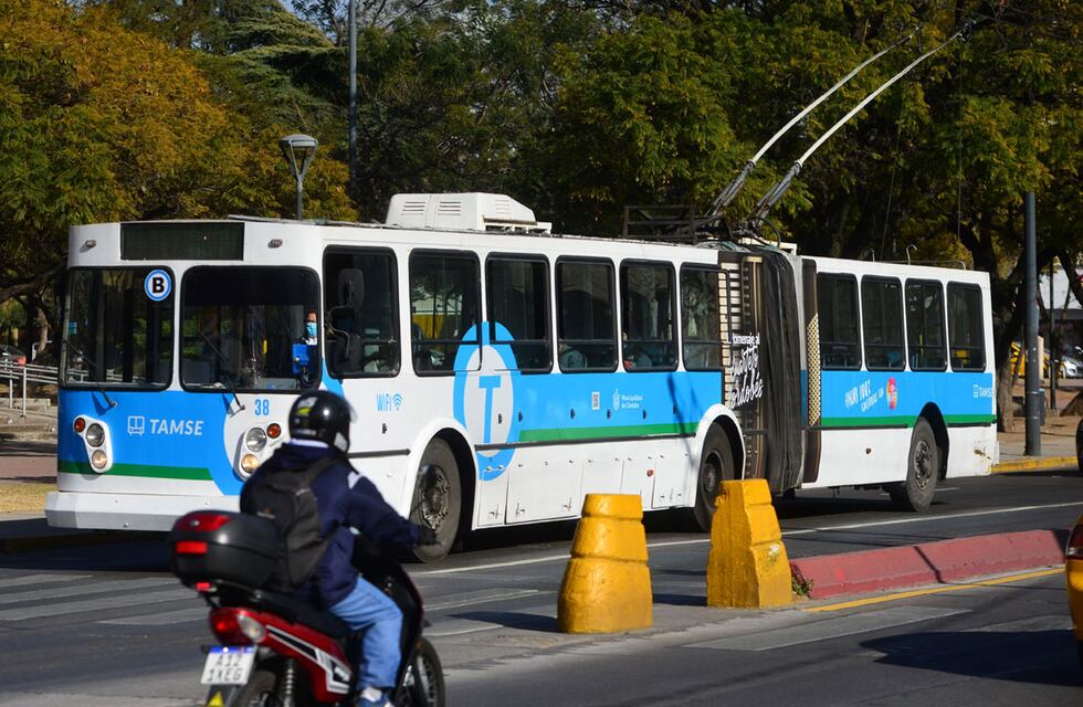 Desastre en Córdoba: un trolebús hizo caer un poste de luz y destruyó autos