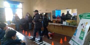 Puerto Iguazú: se llevó adelante una charla de educación vial y ambiental en la Escuela 746.