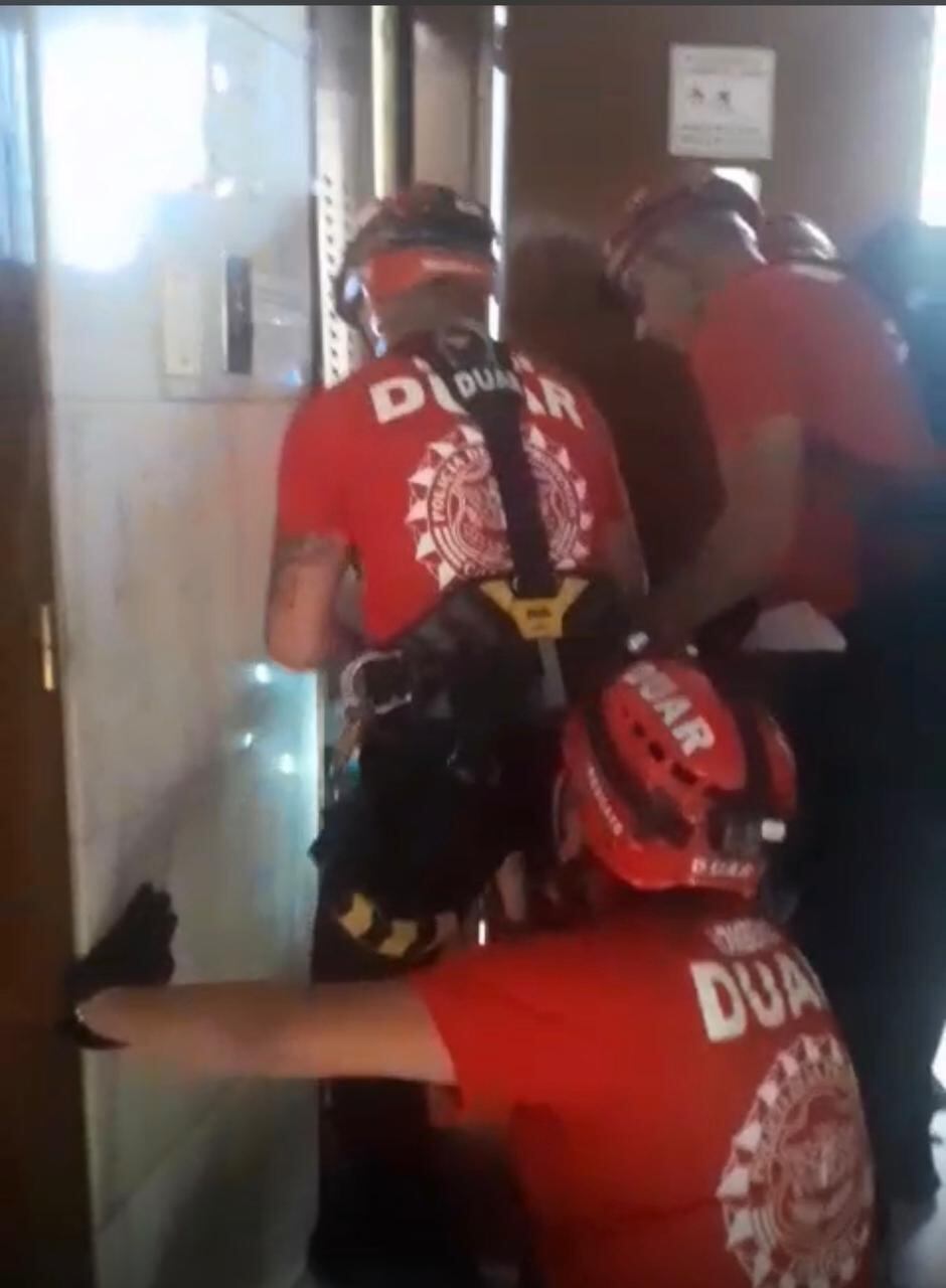 El ascensor cayó nueve pisos por una falla mecánica.