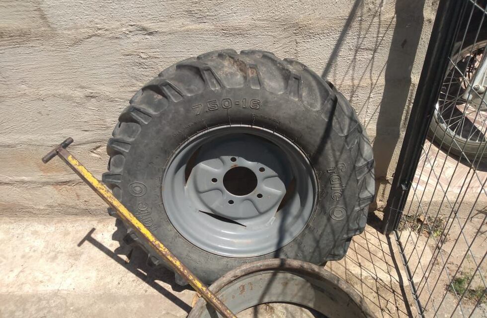 La Francia: Patrulla Rural recuperó una rueda completa con llanta y neumático de una maquina agrícola