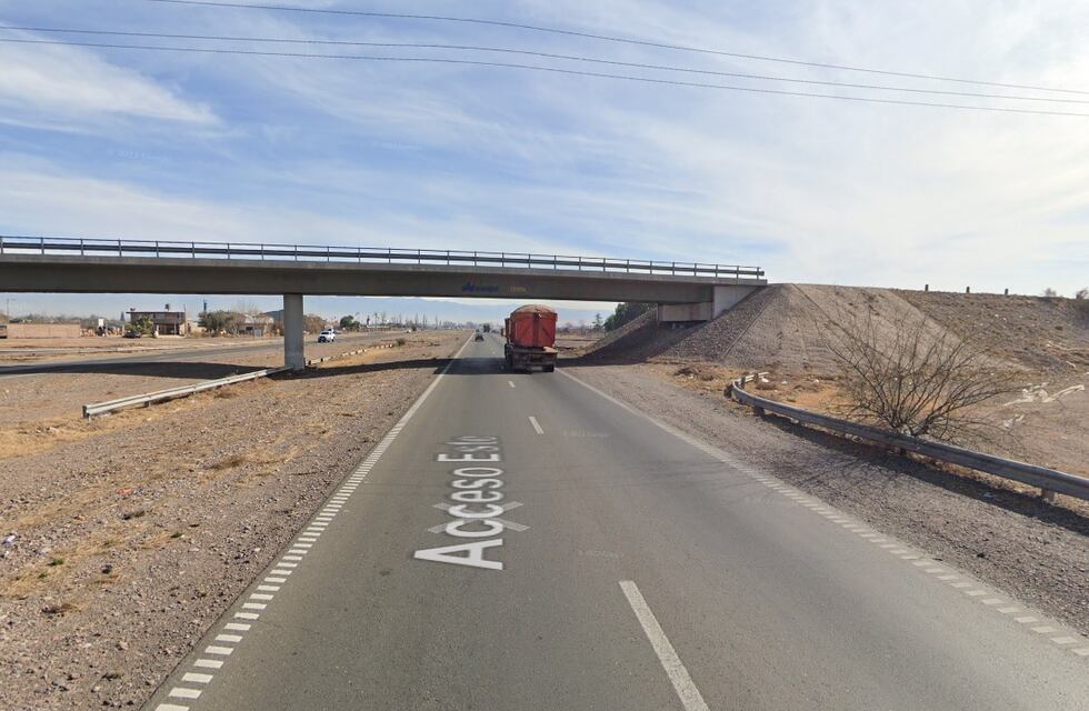 Accidente fatal en Maipú: una camioneta chocó contra un camión, volcó y su conductor murió