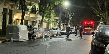 Cinco vehículos fueron quemados de manera intencional por un hombre en el barrio de Palermo.