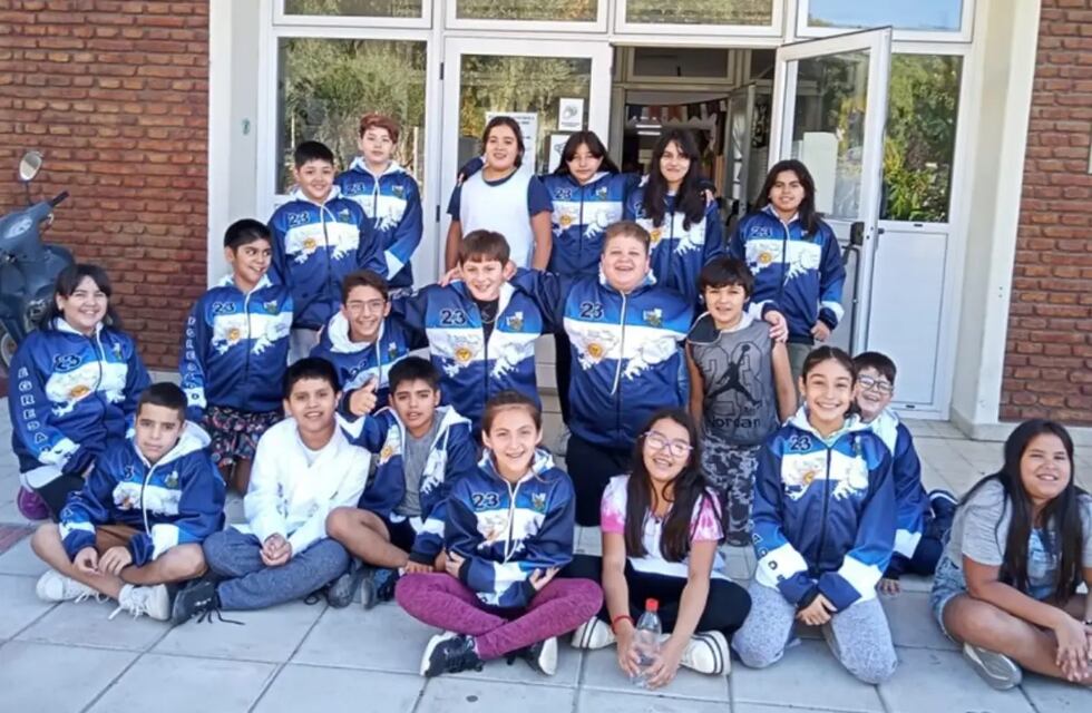 La Pampa: alumnos de una escuela primaria diseñaron sus remeras de egresados en honor a los veteranos de Malvinas