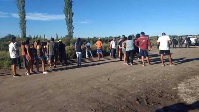 Los vecinos se acercaron a la casa cuando conocieron la noticias del asesinato de Viviana Villegas. Foto Alvear Hoy