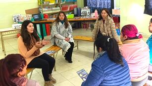 El encuentro "Tejiendo Redes" con la comunidad educativa de la escuela nº 470 "Bartolina Sisa" de Alto Comedero permitió abordar cómo reconocer las violencias de género, entregar materiales informativos, responder dudas sobre denuncias y medidas de protección, y recibir propuestas para futuras articulaciones.