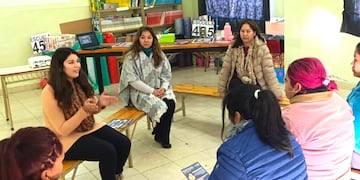El encuentro "Tejiendo Redes" con la comunidad educativa de la escuela nº 470 "Bartolina Sisa" de Alto Comedero permitió abordar cómo reconocer las violencias de género, entregar materiales informativos, responder dudas sobre denuncias y medidas de protección, y recibir propuestas para futuras articulaciones.