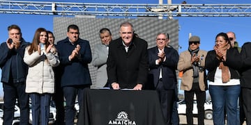 “Esta ruta ha sido recuperada a nueva y en agosto o septiembre estaremos inaugurando el cien por ciento de la ruta 307 totalmente reparada”, sostuvo el gobernador, enfatizando su impacto en el turismo y la economía de los Valles Calchaquíes.