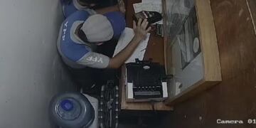 Dos trabajadores resultaron heridos tras un violento asalto en una estación de servicio de Puerto Esperanza.