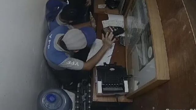 Dos trabajadores resultaron heridos tras un violento asalto en una estación de servicio de Puerto Esperanza.