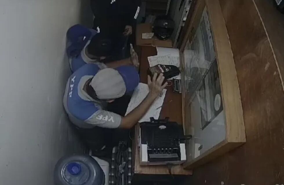 Dos trabajadores resultaron heridos tras un violento asalto en una estación de servicio de Puerto Esperanza