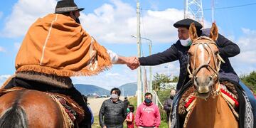 El intendente recibió a las delegaciones de Río Grande y Ushuaia que llegaron a la comuna a caballo.
