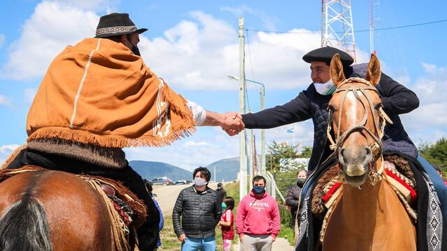 El intendente recibió a las delegaciones de Río Grande y Ushuaia que llegaron a la comuna a caballo.