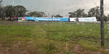 Las imágenes del temporal en Miramar de Ansenuza, donde cayó el techo de un polideportivo de la provincia de Córdoba.
