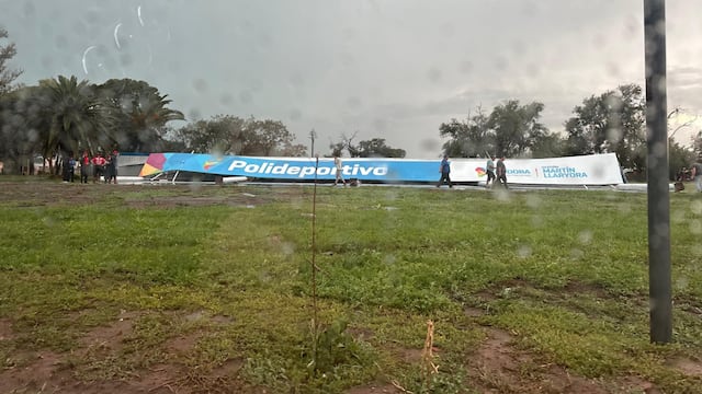Las imágenes del temporal en Miramar de Ansenuza, donde cayó el techo de un polideportivo de la provincia de Córdoba.