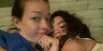 Zoe tiene 4 años, usa un implante coclear y el extravío de algunos de sus componentes llevaron a que la niña no pueda escuchar nada desde hace casi una semana.