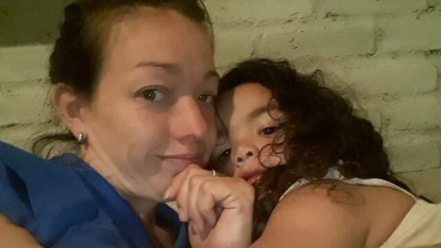 Zoe tiene 4 años, usa un implante coclear y el extravío de algunos de sus componentes llevaron a que la niña no pueda escuchar nada desde hace casi una semana.