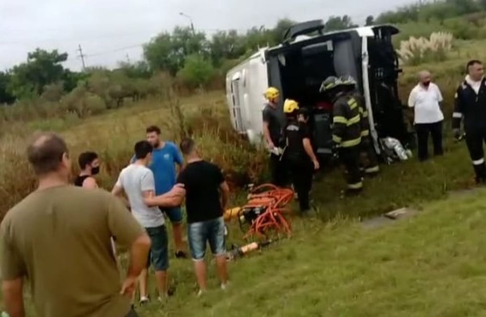 Una mujer resultó con heridas de gravedad tras el vuelco de un micro en la Autopista a Santa Fe