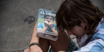Hinchas y fanáticos de Diego Armando Maradona se acercaron a la cancha de Newell's Old Boys de Rosario para despedir al exfutbolista tras su muerte. (AFP)
