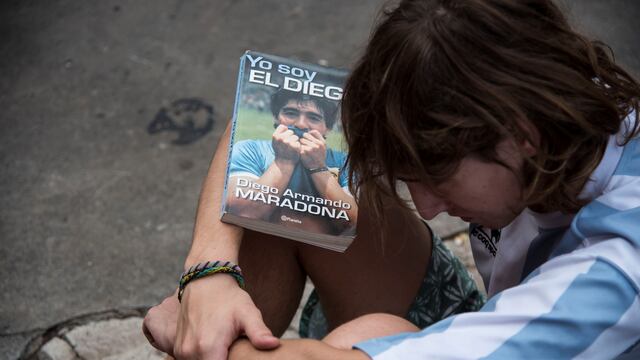 Hinchas y fanáticos de Diego Armando Maradona se acercaron a la cancha de Newell's Old Boys de Rosario para despedir al exfutbolista tras su muerte. (AFP)