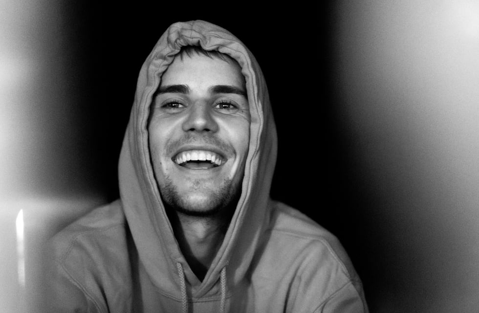 Preocupa la salud de Justin Bieber: se grabó en un video con media cara paralizada