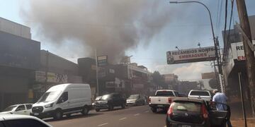 Incendio afectó un taller de una casa de repuestos en Posadas.