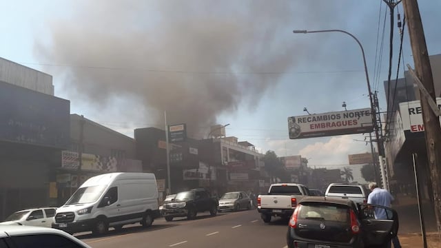 Incendio afectó un taller de una casa de repuestos en Posadas.
