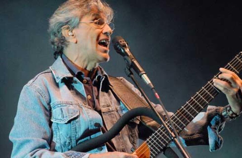 El cantante brasileño Caetano Veloso dio positivo de coronavirus a sus 79 años