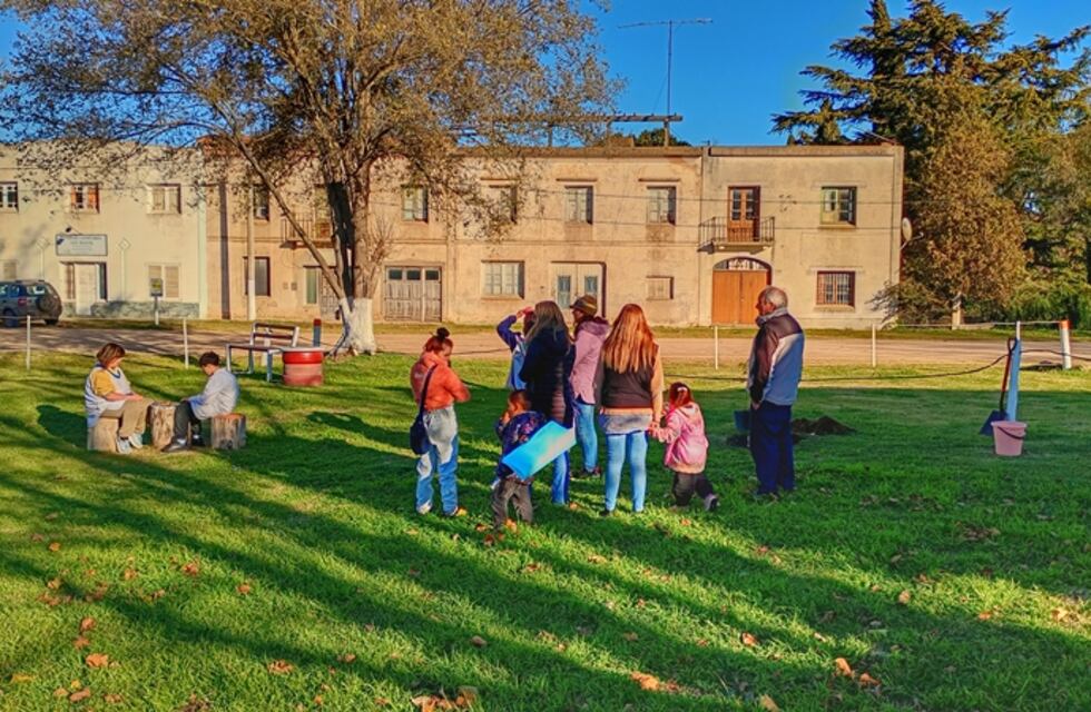 Semana del Ambiente en San Mayol: plantación de un árbol nativo
