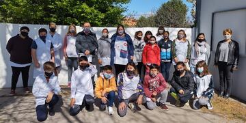 Sánchez junto a los alumnos de la Escuela 48