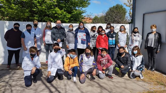 Sánchez junto a los alumnos de la Escuela 48