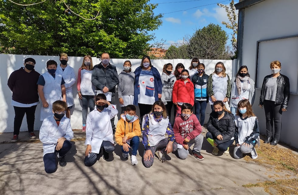 Sánchez junto a los alumnos de la Escuela 48