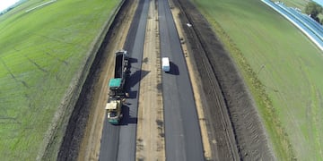 Los jóvenes se reunieron sobre la autovía en construcción