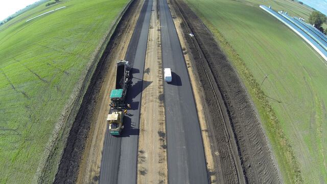 Los jóvenes se reunieron sobre la autovía en construcción